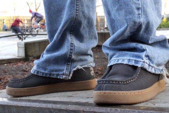 The Ipath Cats in Charcoal Suede being worn at a bike park The Ipath Cats in Charcoal Suede being worn at a bike park