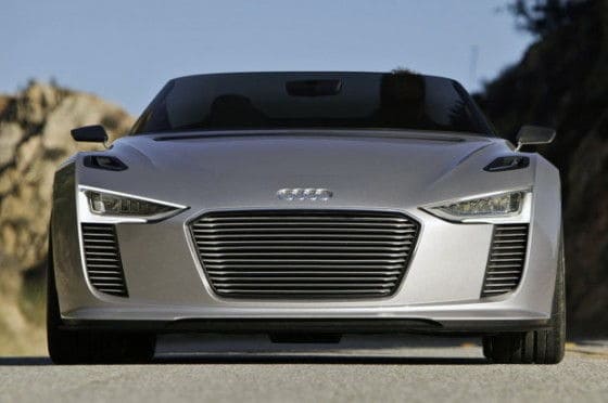 Front fascia of Audi e-tron Spyder Headlights of 2014 Audi e-tron Spyder car