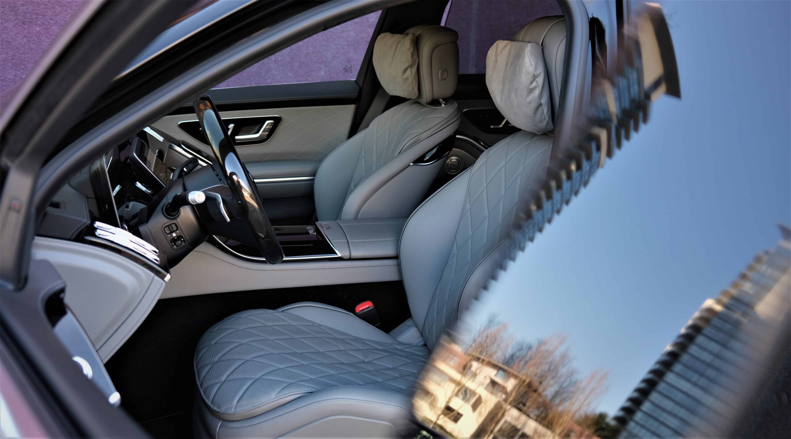 2022 Mercedes Benz S580 front seats scaled