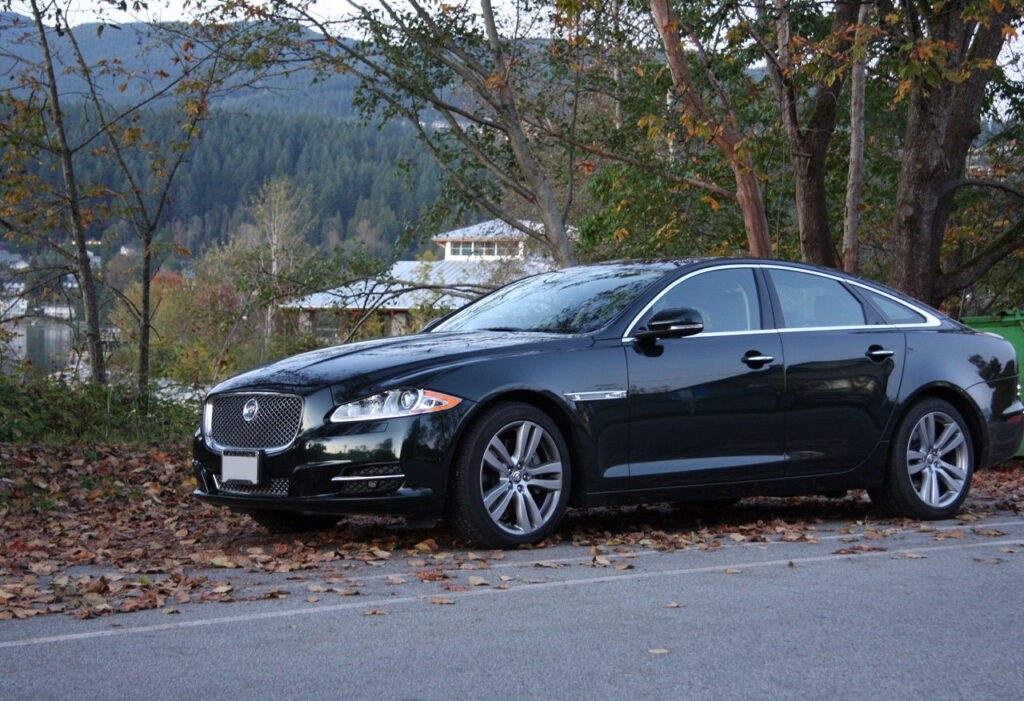 2011-Jaguar-XJ-Exterior-Leaves