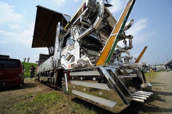 Japanese trucks that look like gundam machines