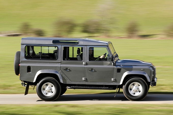 Land rover defender 2011