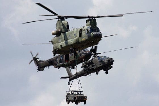CH-47D-Chinook-Transport CH-47 Chinook transporting vehicles