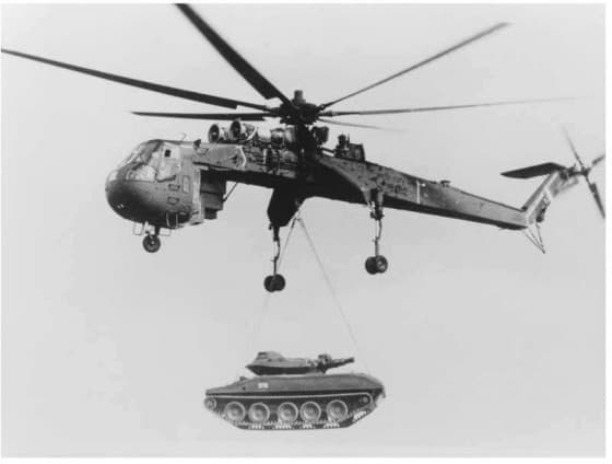 Sikorsky-CH-54-Tarhe Ch-54 Tarhe helicopter lifting a heavy battle tank