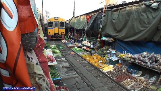 Maeklong-Market-Bangkok-Train