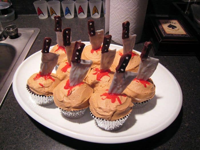 2958776058_1de4d4db6e_o cupcakes with edible knives and blood.