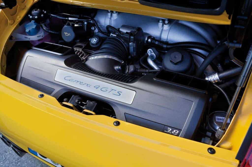 Porsche-911-Carrera-4-GTS-Engine