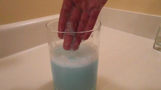 Dizolve detergent sheets mixing test in water