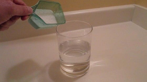 mixing comparison of Dizolve versus powder laundry detergent