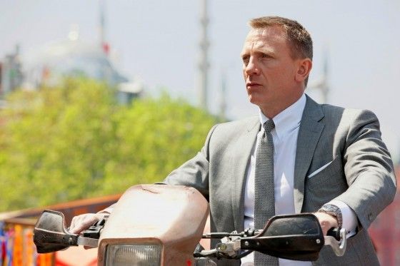 Daniel Craig/James Bond wearing Omega watch in Skyfall movie