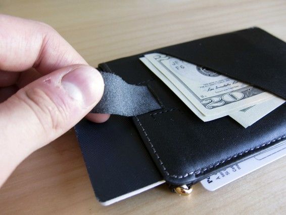 cash area on bellroy sleeve