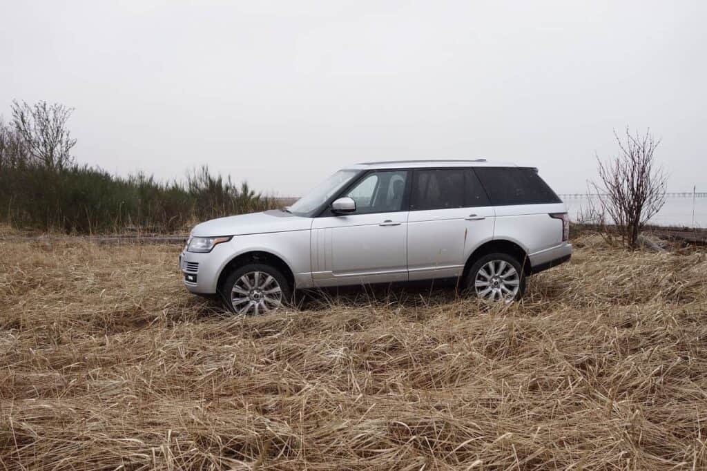 2014 Range Rover off-road ocean