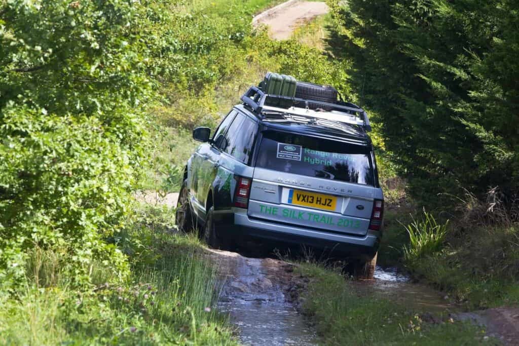 Range Rover Hybrid: An Environmentally Friendly Land Rover? 12 Range Rover Hybrid 8