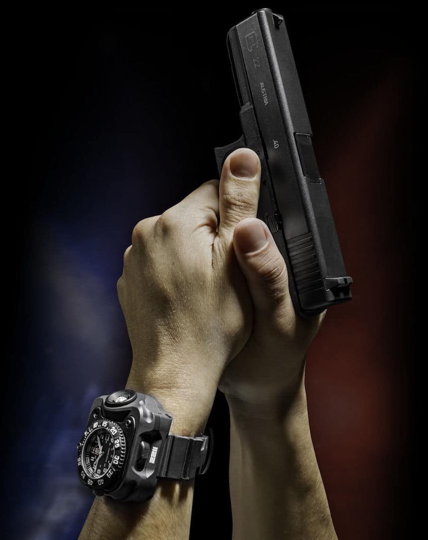 Luminox SureFire 2211 Wristlight Tactical Watches 5 Luminox_SureFire_2211_WristLight_Watch_4