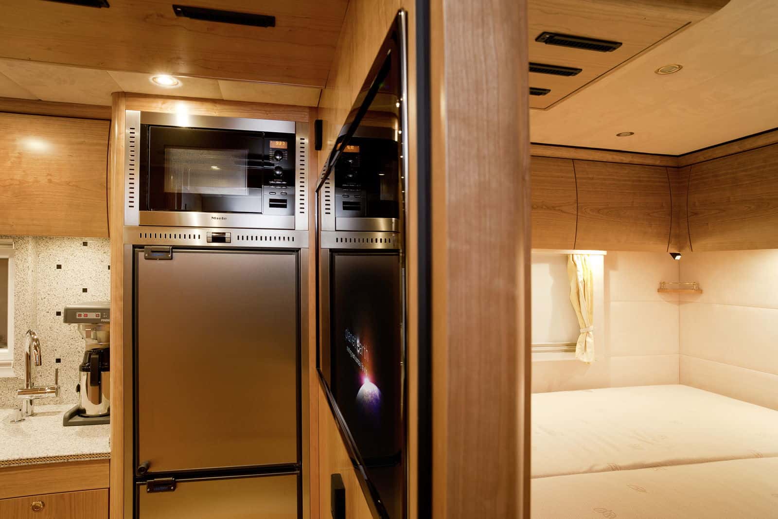 Mercedes-Benz Zetros - Luxury And Off-Road Meet 3 inside the Mercedes Zetros mobile home