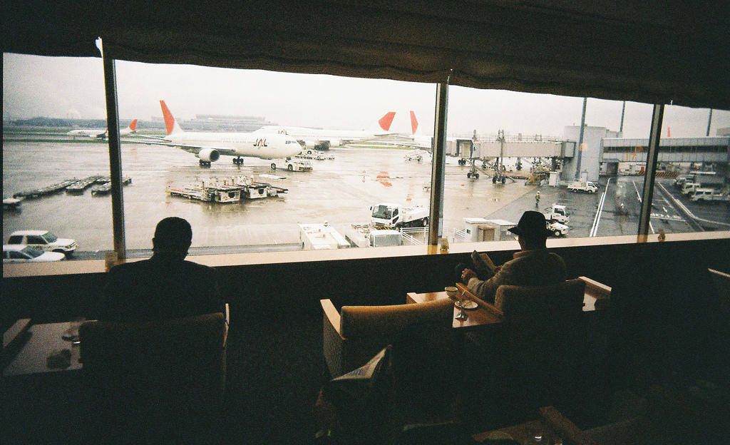 Let's Compare Business VS Economy Class for Long-Haul Flights 3 Photo by MIKI Yoshihito