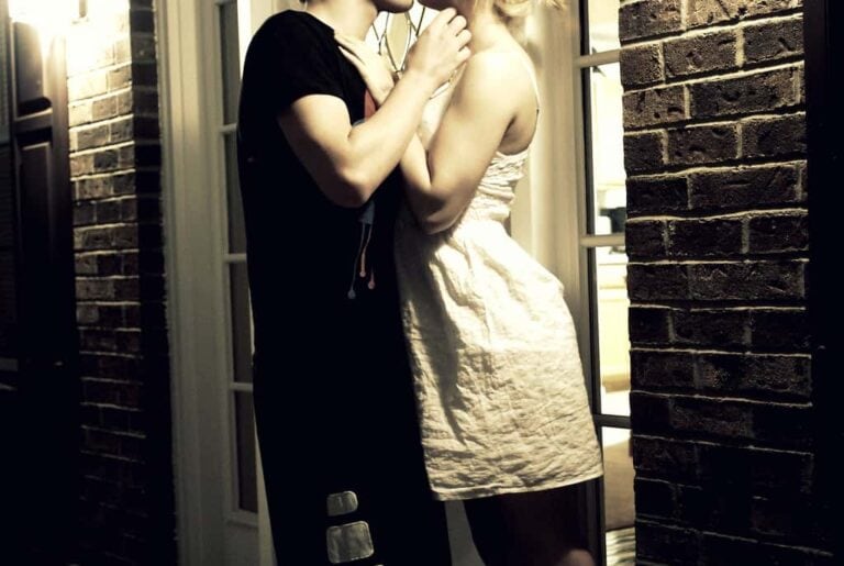 two people kissing1