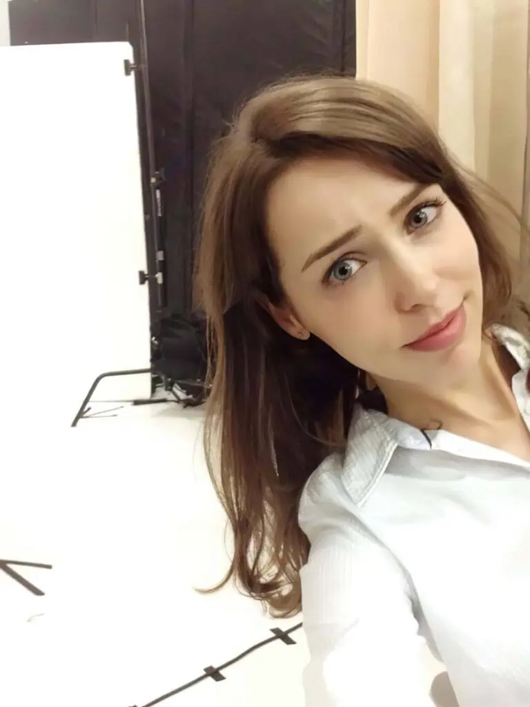 stefanie joosten posing mirror enlarged