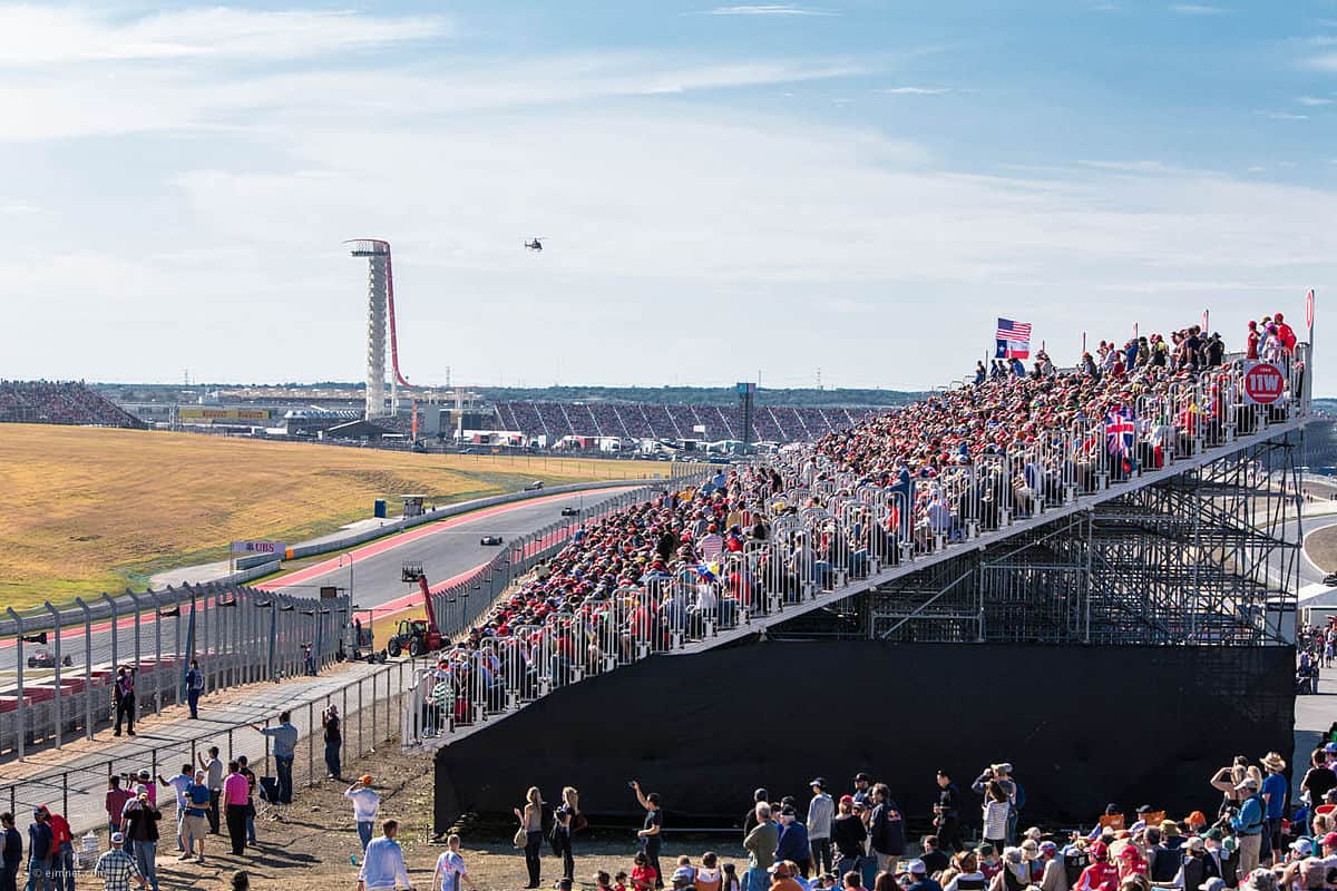 1200px Crowds at Circuit of the Americas