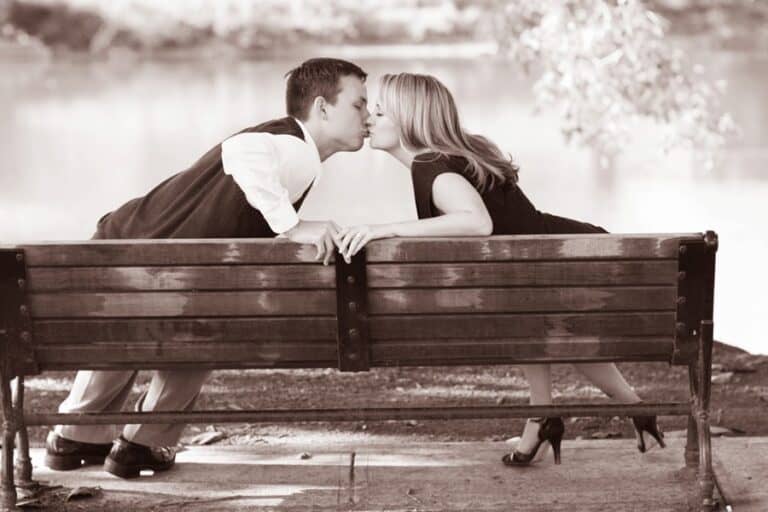 couple kissing