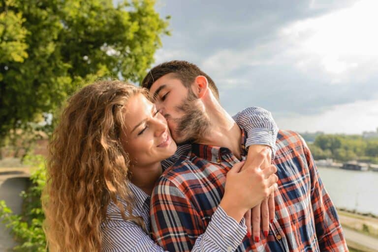 man kissing woman 984923