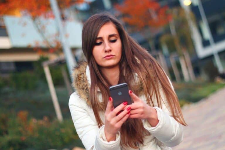 girlfriend still texts her ex