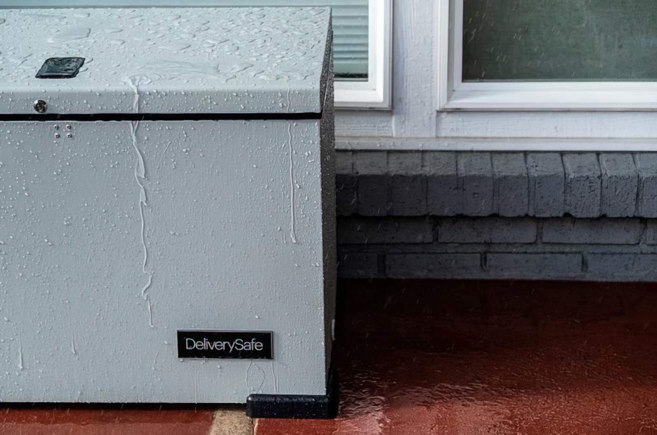 How to Reduce Porch Piracy 3 deliverysafe in the rain