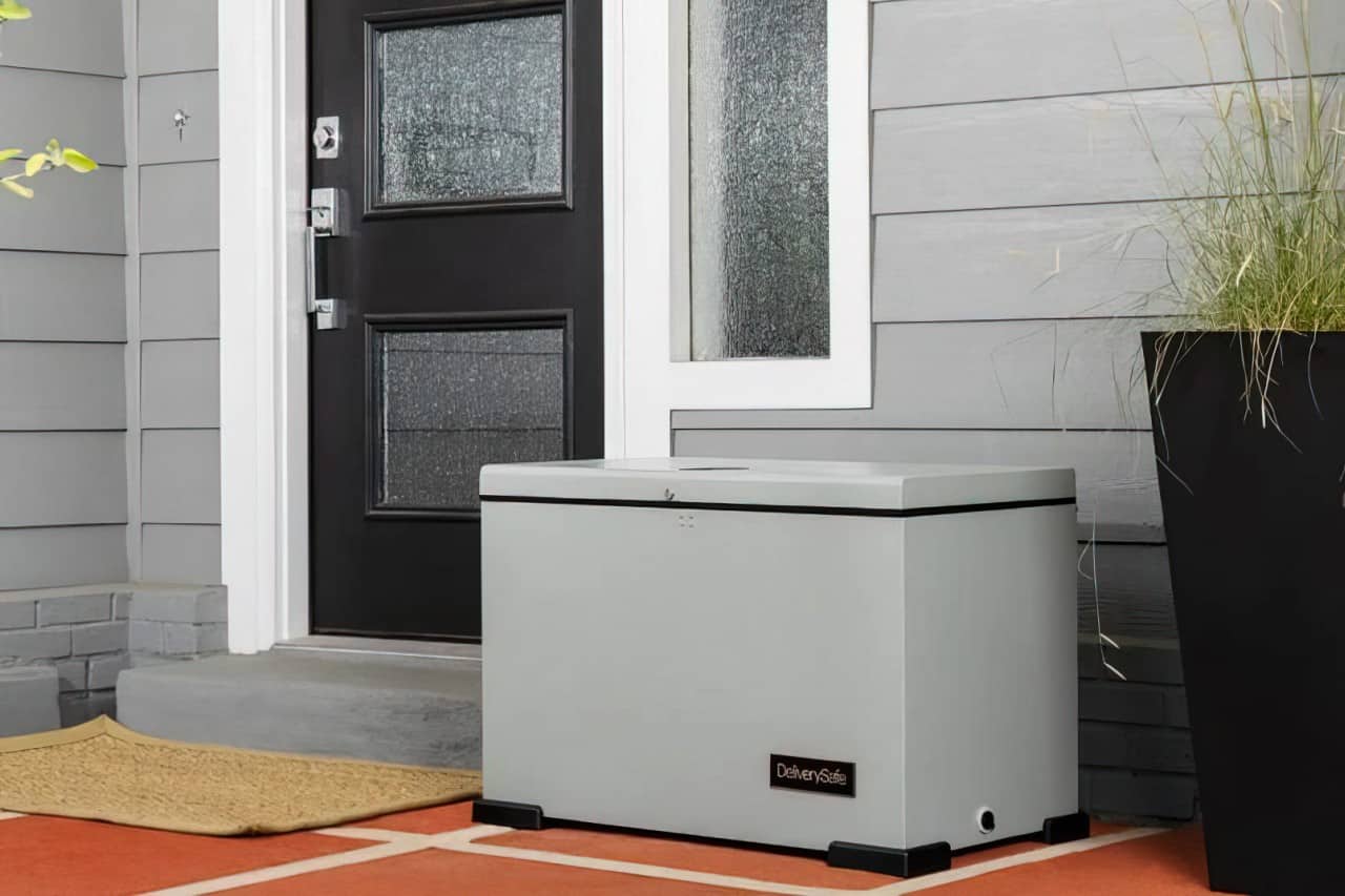 How to Reduce Porch Piracy 4 deliverysafe outside
