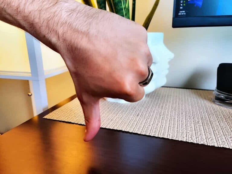oura ring review thumbs down