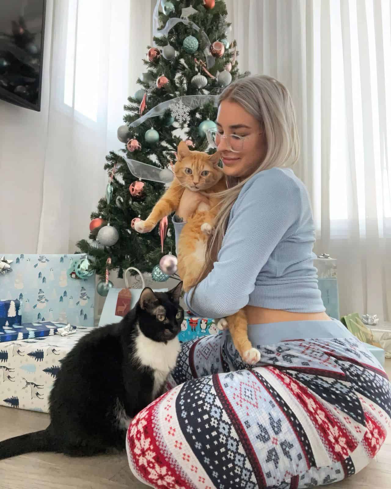 jen brett with her cat at christmas