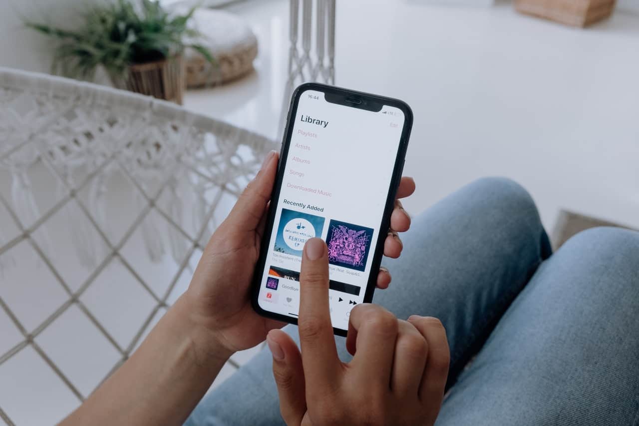 Apple Music vs. Spotify: Redditors Discuss the Differences Between These Music Services 3 person using apple music