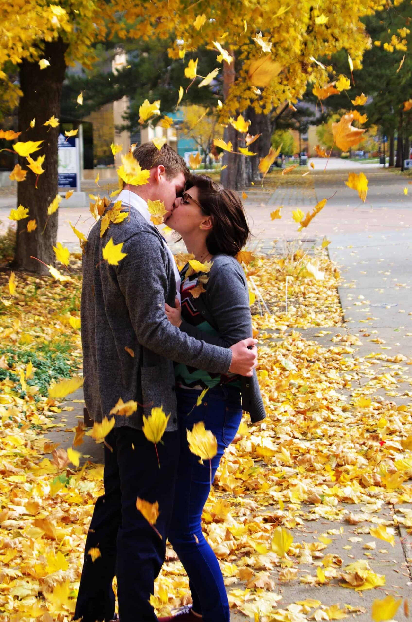 Signs She Wants to Kiss You 6 couple kissing in the street scaled