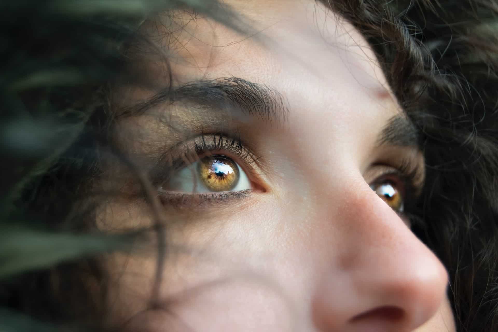 Signs She Wants to Kiss You 3 womans eyes
