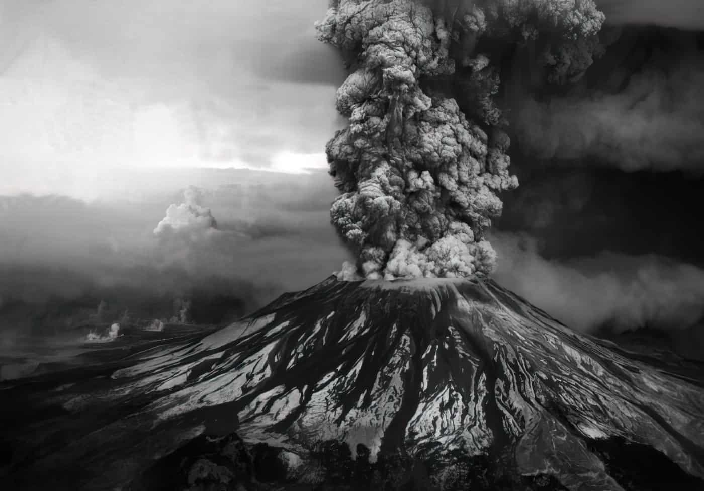 Death Defying Film: Robert Landsburg's Last Photos of Mount St. Helens Eruption 5 Death Defying Film Robert Landsburgs Last Photos of Mount St. Helens Eruption 04