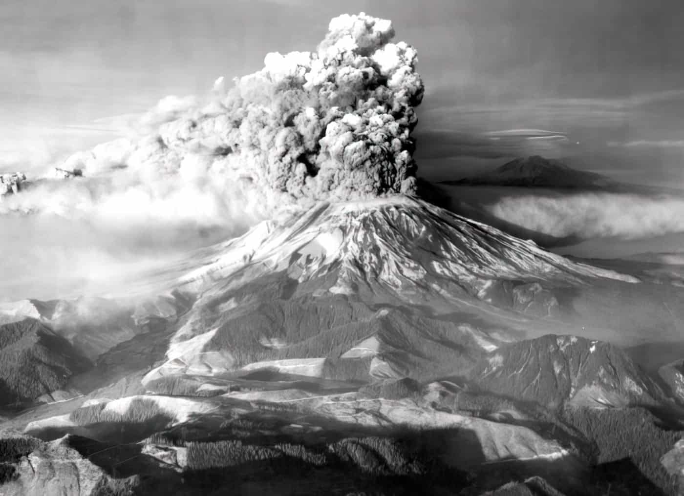 Death Defying Film: Robert Landsburg's Last Photos of Mount St. Helens Eruption 6 Death Defying Film Robert Landsburgs Last Photos of Mount St. Helens Eruption 05