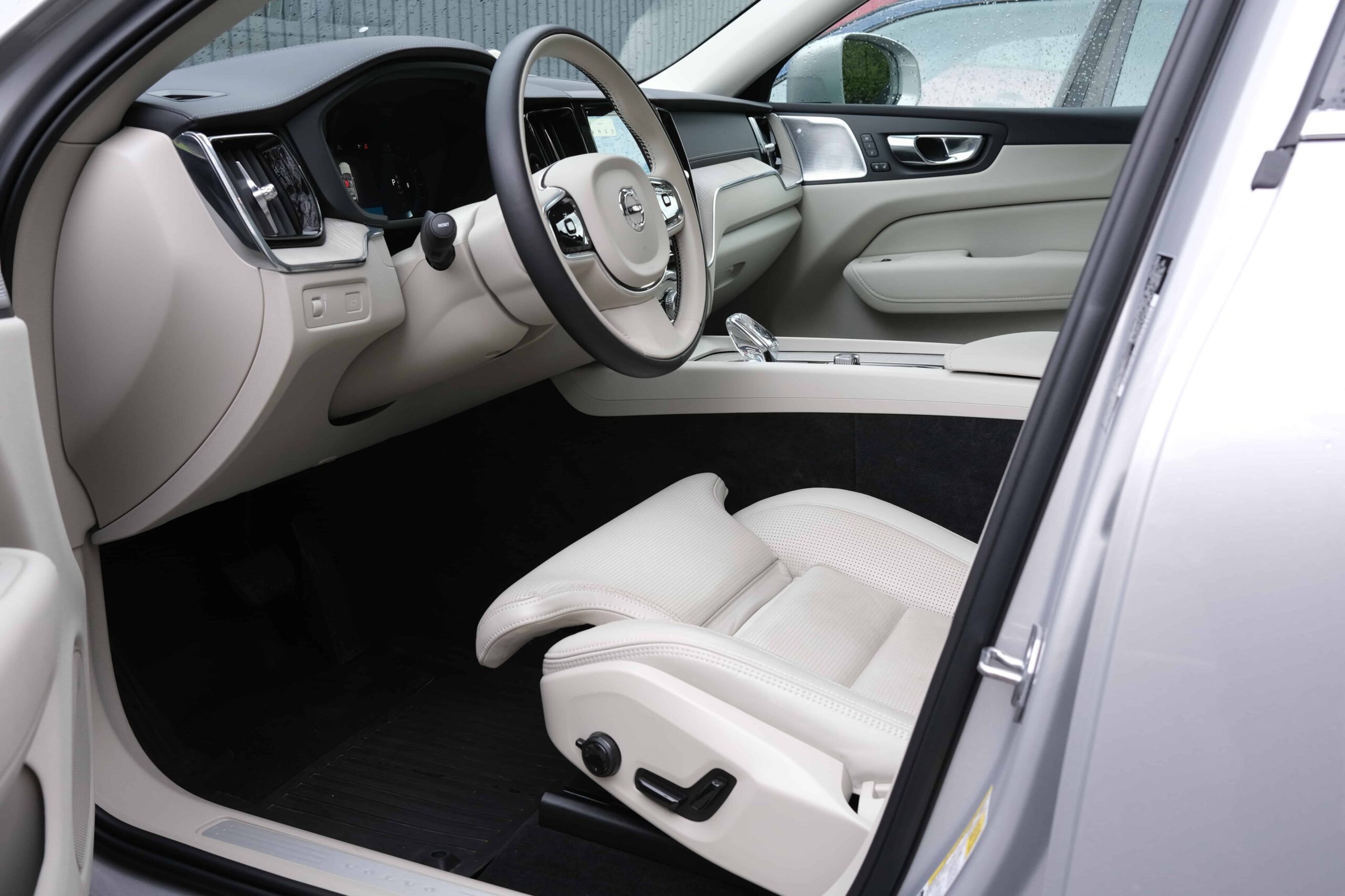 2022 Volvo XC60 B6 Inscription Review 9 2022 Volvo XC60 front seats scaled