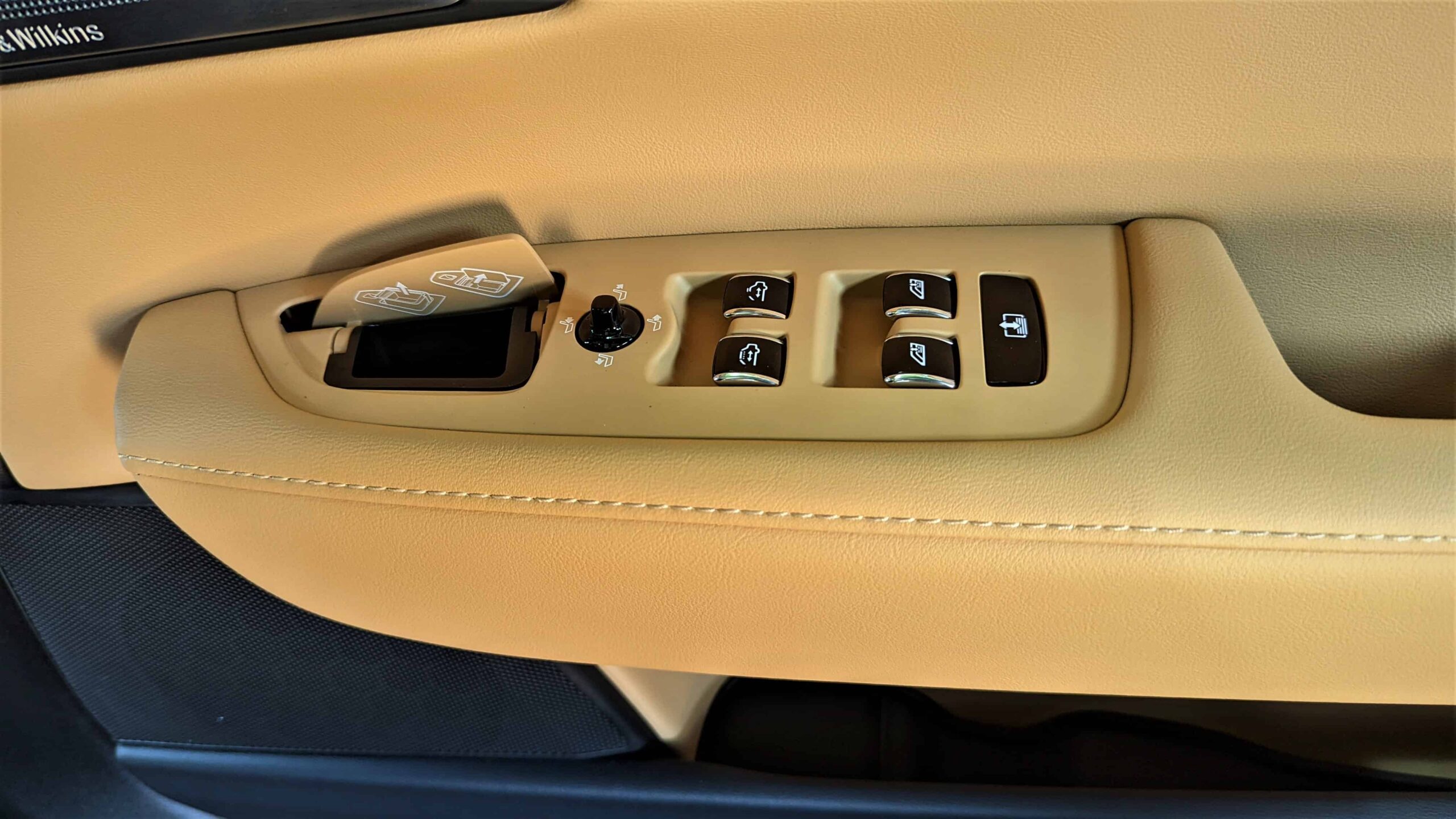 2022 Volvo S90 T8 Recharge rear controls scaled