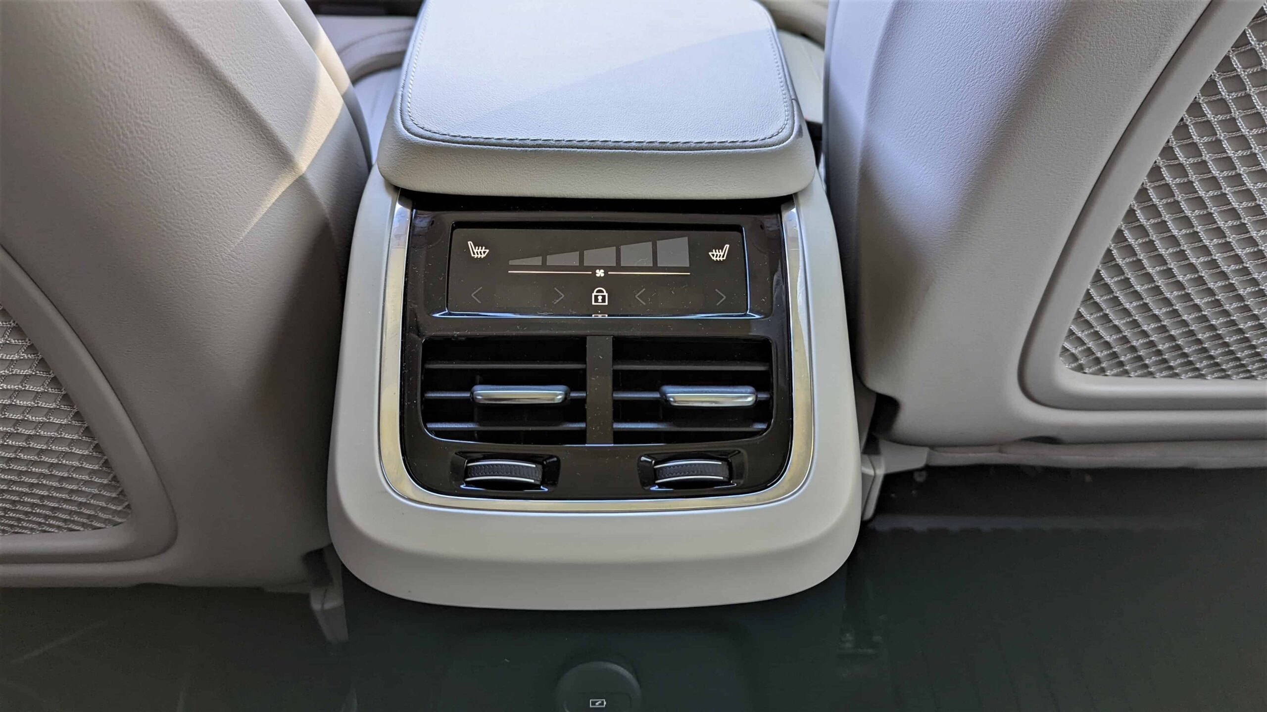 2022 Volvo XC90 Rear vents scaled