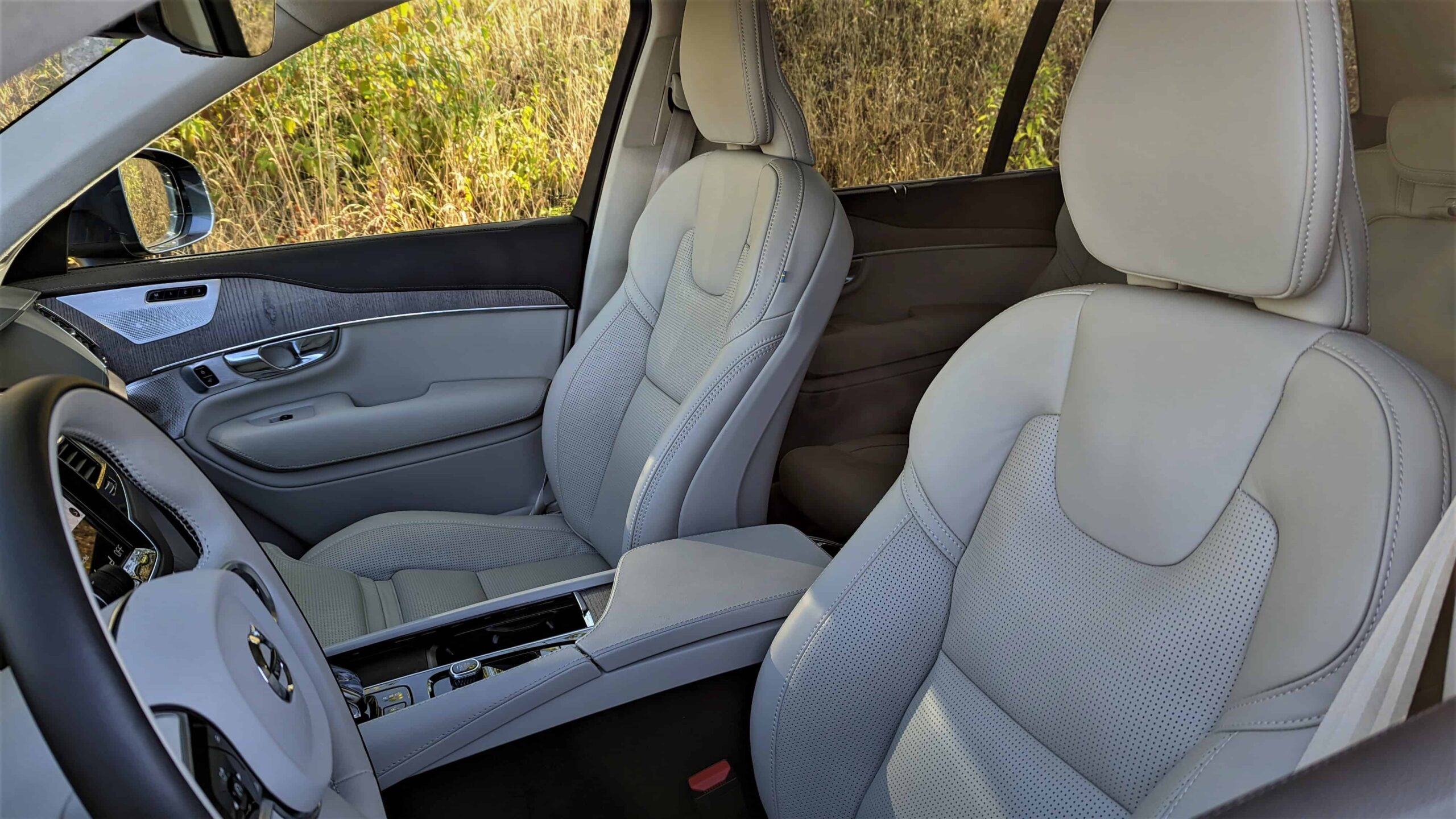 2022 Volvo XC90 Recharge front seats scaled