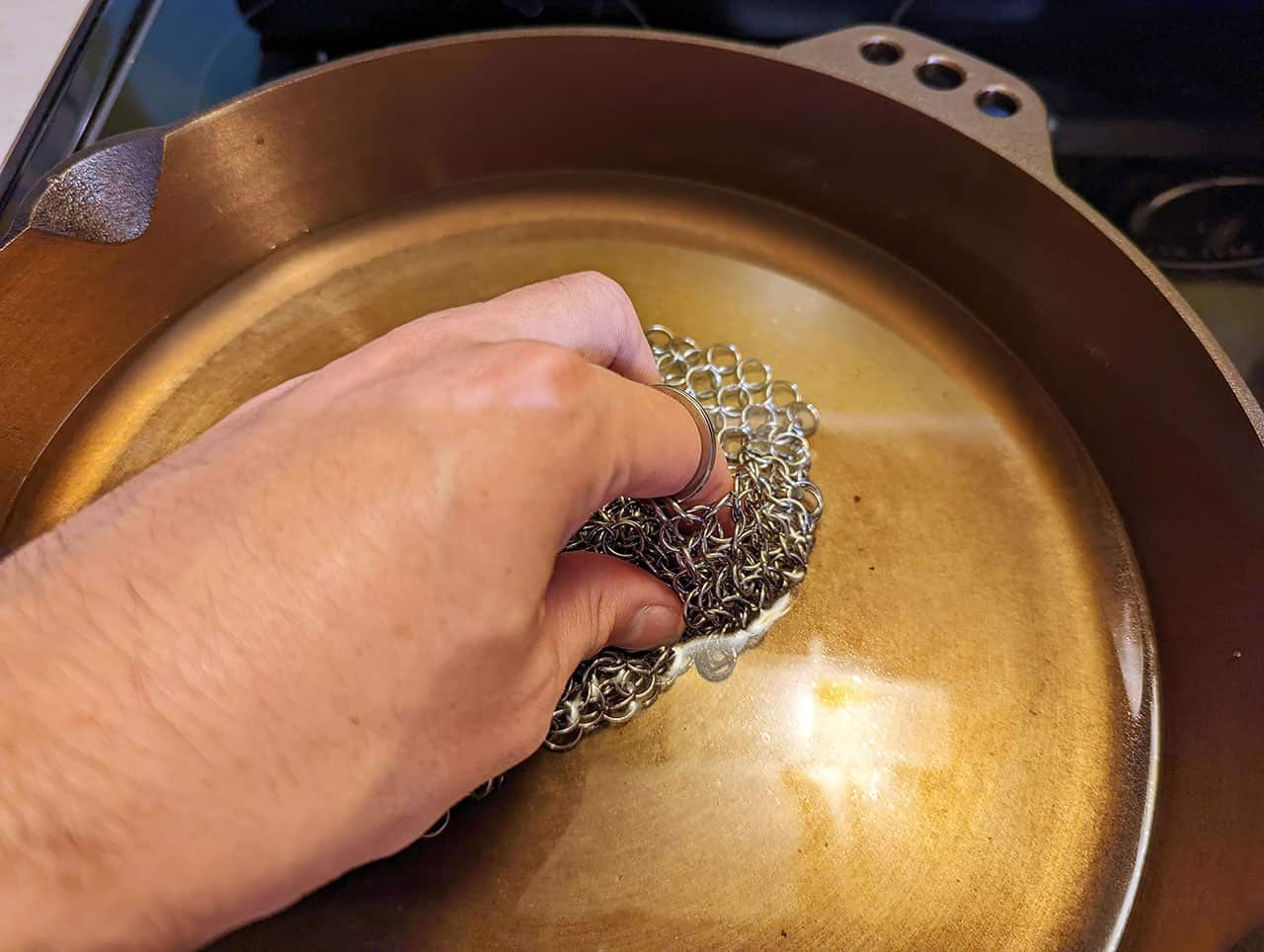 Cast Iron Skillet Cleaning: The Best Way to Remove Burnt-On Food 2 cleaning a cast iron skillet with chainmail 2