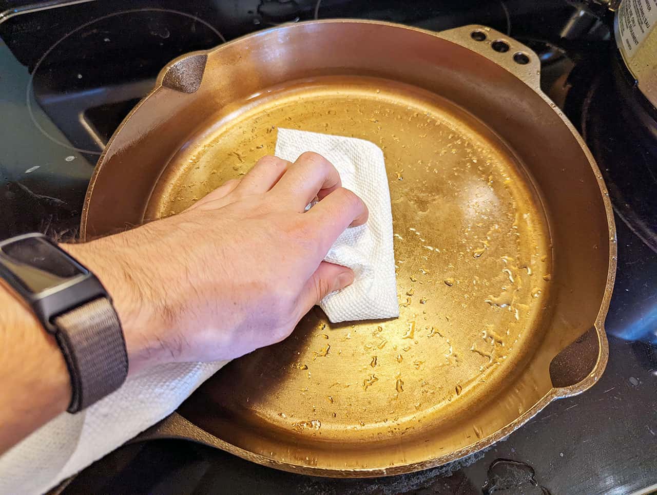 cleaning a cast iron skillet with chainmail 3