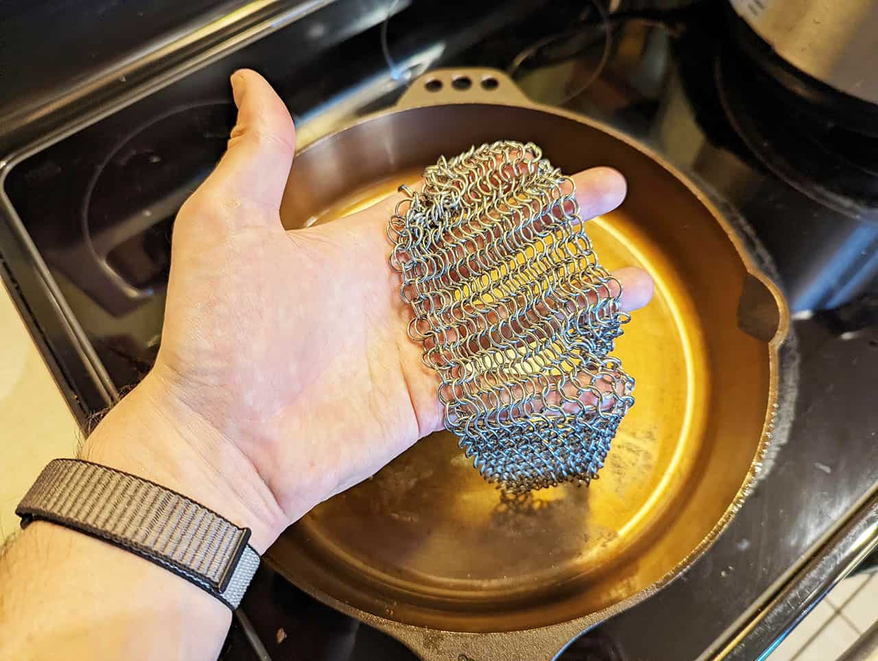 cleaning a cast iron skillet with chainmail