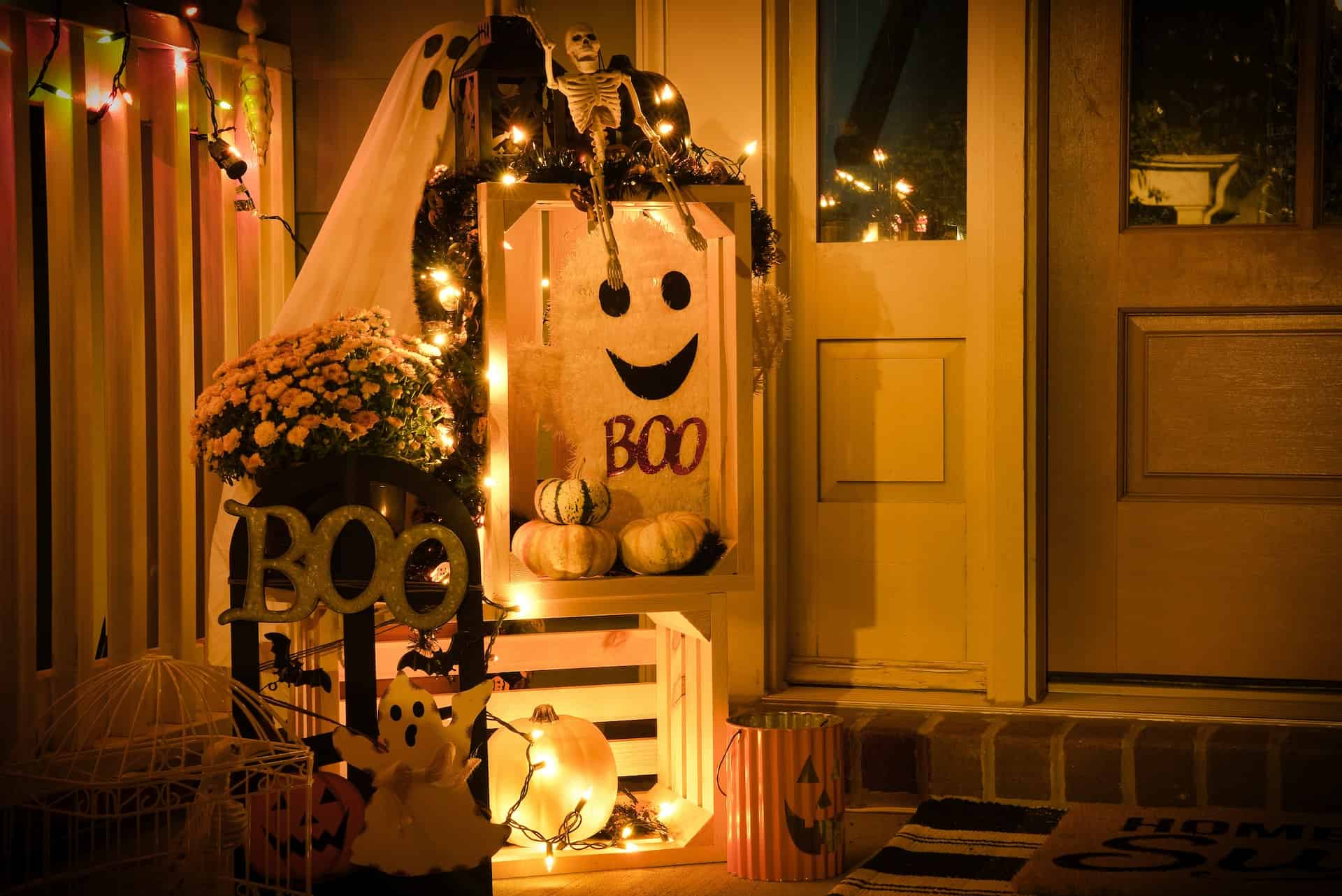 Front porch Halloween decorations