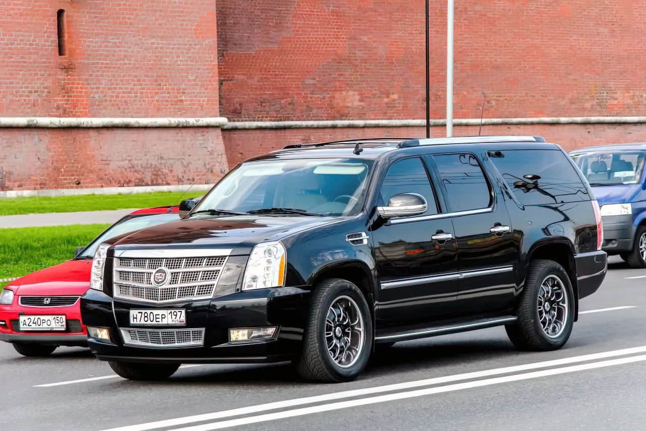 Катит черный кадиллак в нем играет. Кадиллак Эскалейд стрит. Cadillac Escalade in City. Эскалейд Дональда Трампа. Ford f-650 и Кадиллак Эскалейд.