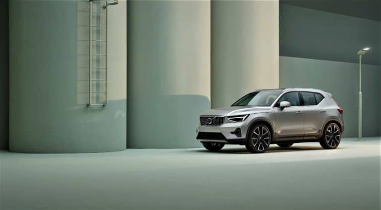 294990 XC40 B4 Silver Dawn