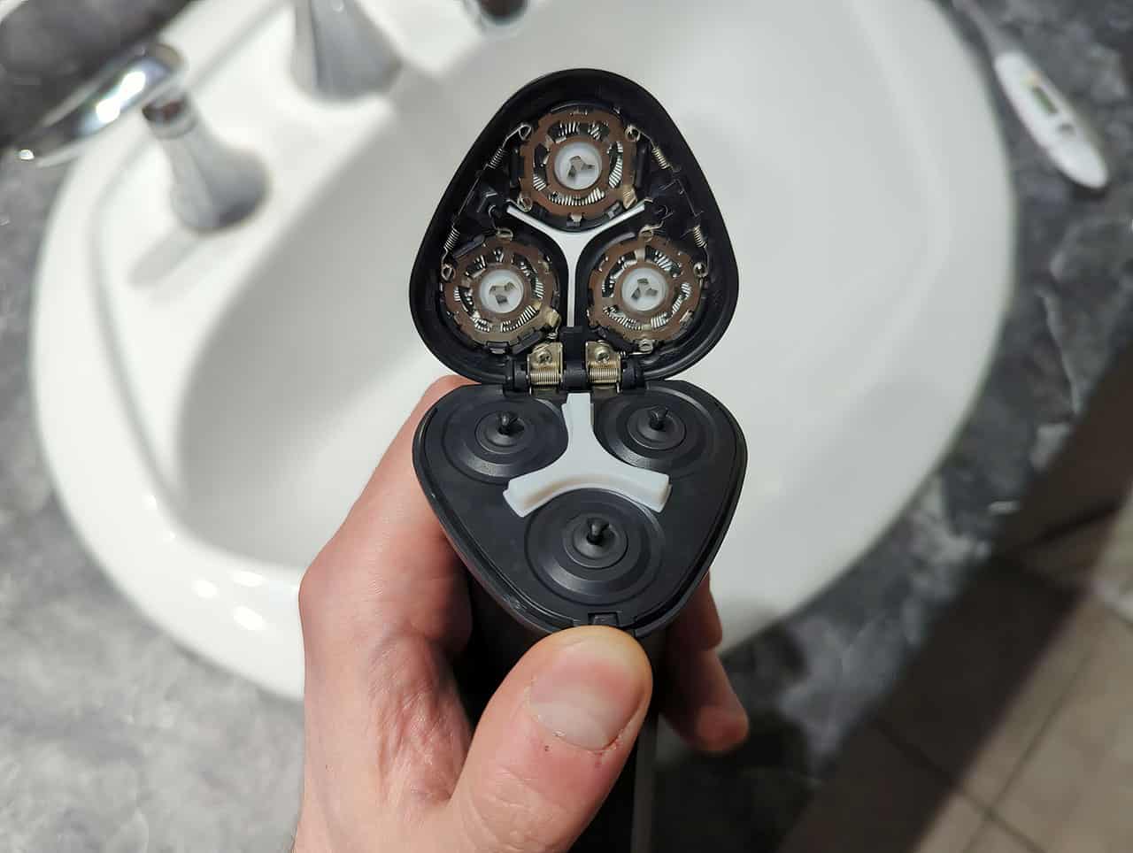 Say Goodbye to Razor Burn: Ya-Man Hot Shave RF Electric Shaver Review 4 Ya Man Hot Shave RF Electric Shaver 4