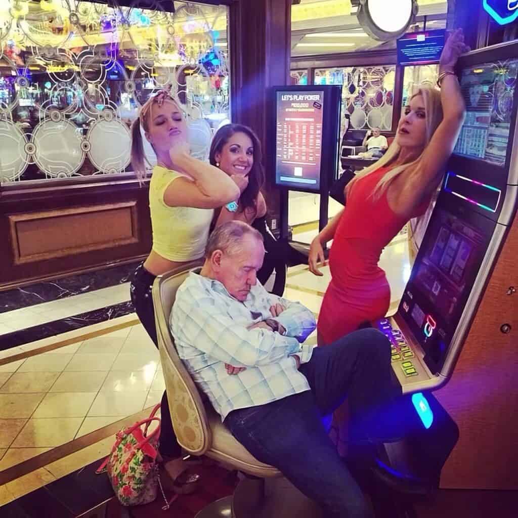 73 Hilarious and Unforgettable Funny Vegas Pictures That Should Have Stayed in Sin City 23 Cannot Resist las vegas funny