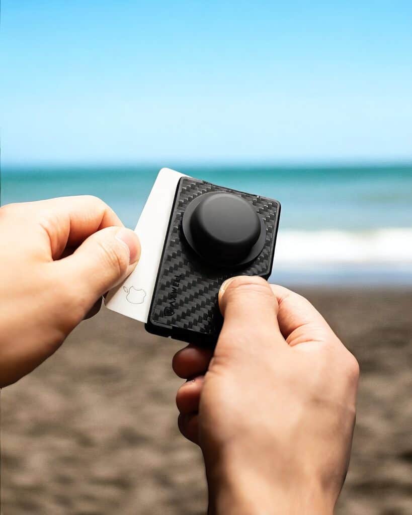 Axwell Carbon Fiber Wallet Review: 7 Reasons It's a Cut Above 6 Axwell Carbon Fiber Wallet Review 5