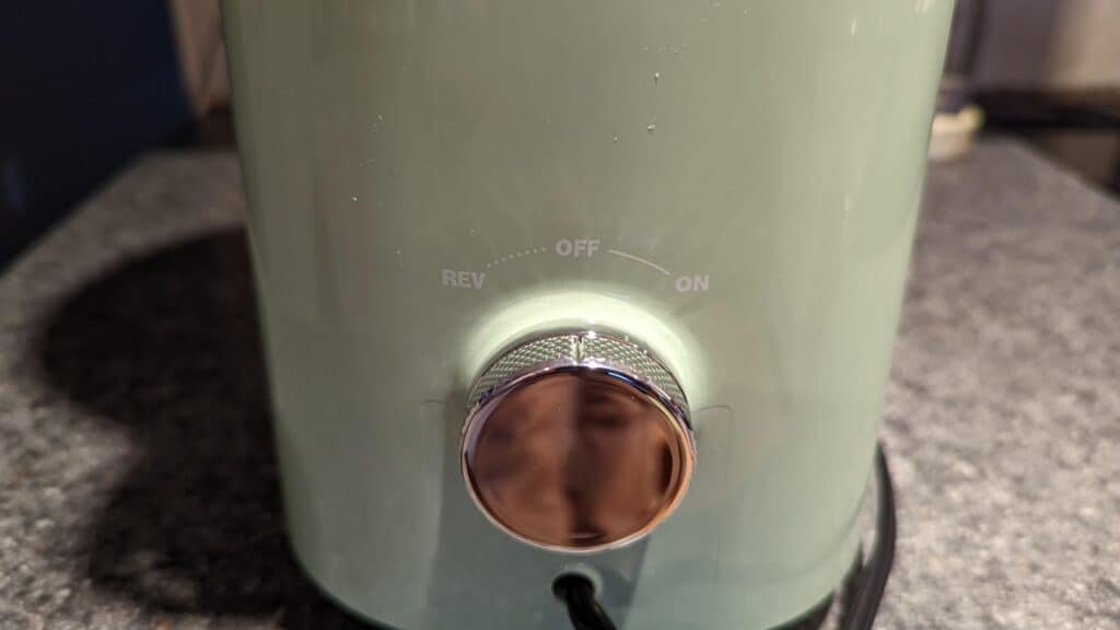 AMZCHEF Cold Press Juicer Review 7 AMZCHEF Cold Press Juicer Power Button