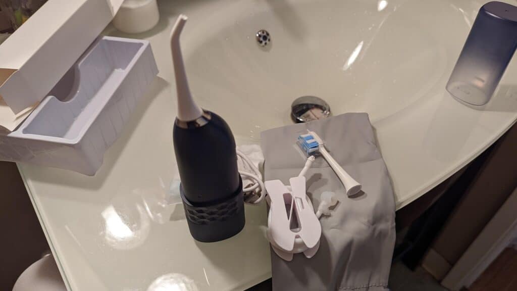 MarchPower 2-in-1 Electric Toothbrush With Water Flosser 2.0 Review 4 MarchPower 2 in 1 Electric Toothbrush Review 2